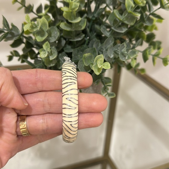 White bangle - Picture 5 of 9